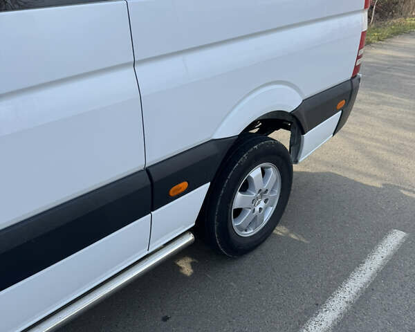 Белый Мерседес Sprinter, объемом двигателя 2.99 л и пробегом 400 тыс. км за 28920 $, фото 3 на Automoto.ua