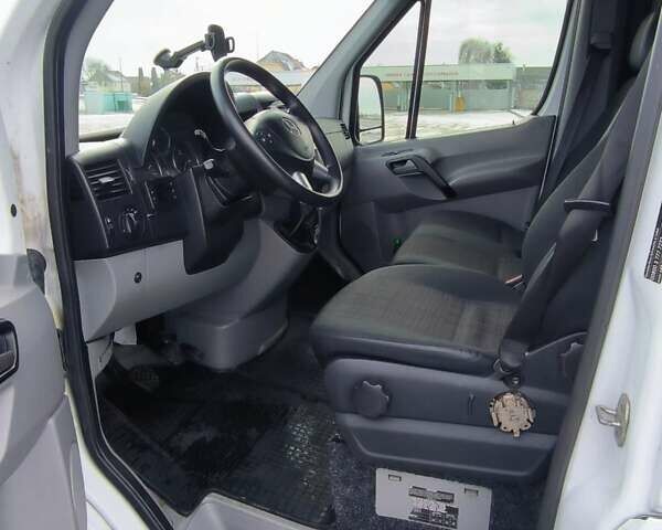 Белый Мерседес Sprinter, объемом двигателя 2.15 л и пробегом 520 тыс. км за 10500 $, фото 7 на Automoto.ua