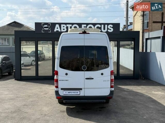 Белый Мерседес Sprinter, объемом двигателя 2.14 л и пробегом 350 тыс. км за 25990 $, фото 6 на Automoto.ua