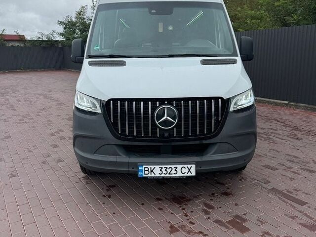 Белый Мерседес Sprinter, объемом двигателя 2.15 л и пробегом 290 тыс. км за 49500 $, фото 2 на Automoto.ua