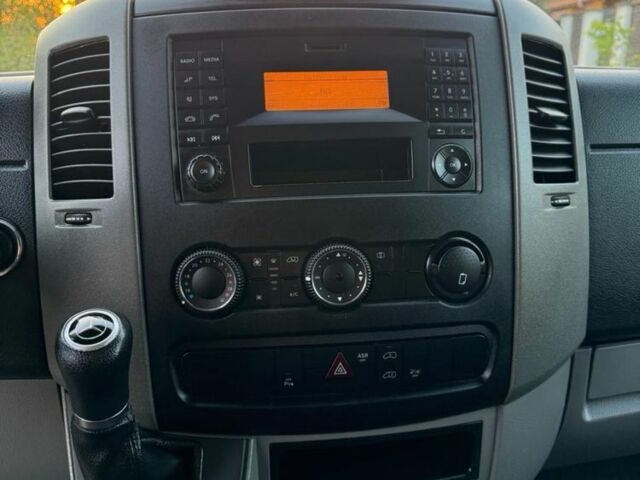 Белый Мерседес Sprinter, объемом двигателя 2.2 л и пробегом 390 тыс. км за 23500 $, фото 5 на Automoto.ua