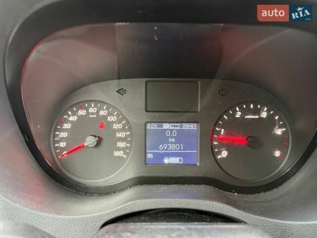 Белый Мерседес Sprinter, объемом двигателя 2.99 л и пробегом 693 тыс. км за 33000 $, фото 2 на Automoto.ua