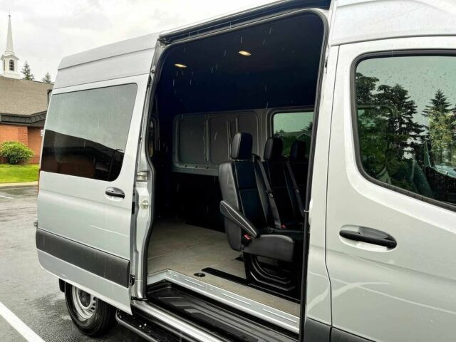 Белый Мерседес Sprinter, объемом двигателя 3 л и пробегом 37 тыс. км за 34000 $, фото 14 на Automoto.ua