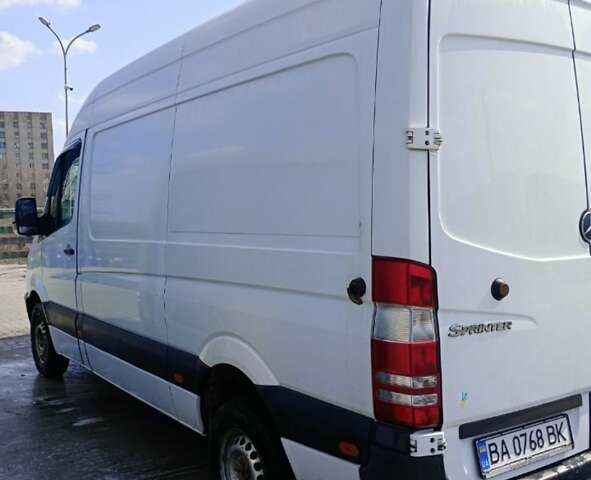 Белый Мерседес Sprinter, объемом двигателя 2.14 л и пробегом 324 тыс. км за 12000 $, фото 3 на Automoto.ua