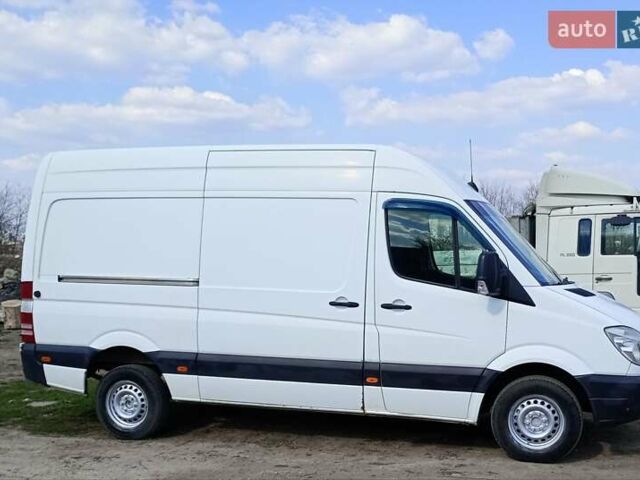 Белый Мерседес Sprinter, объемом двигателя 2.14 л и пробегом 324 тыс. км за 12000 $, фото 2 на Automoto.ua