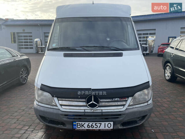 Белый Мерседес Sprinter, объемом двигателя 2.69 л и пробегом 30 тыс. км за 12300 $, фото 1 на Automoto.ua
