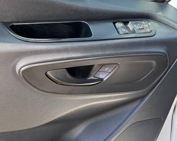 Белый Мерседес Sprinter, объемом двигателя 2.1 л и пробегом 223 тыс. км за 29289 $, фото 12 на Automoto.ua