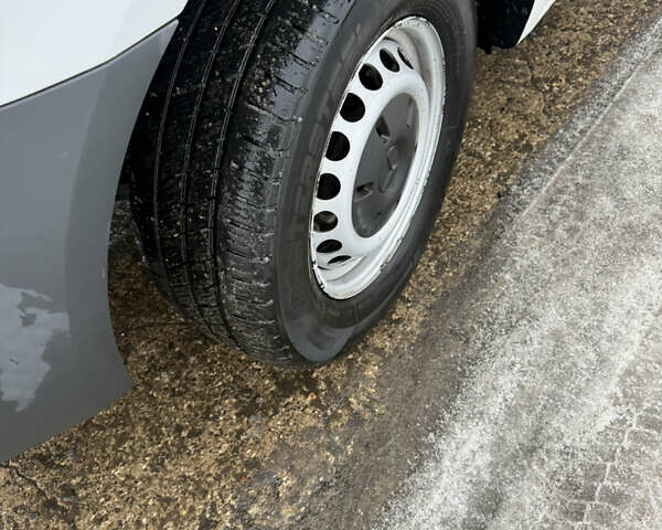 Белый Мерседес Sprinter, объемом двигателя 0 л и пробегом 300 тыс. км за 19900 $, фото 10 на Automoto.ua