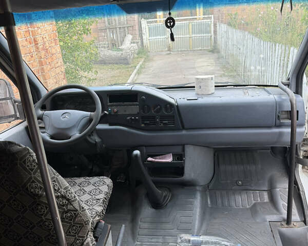 Белый Мерседес Sprinter, объемом двигателя 2.3 л и пробегом 300 тыс. км за 3600 $, фото 4 на Automoto.ua