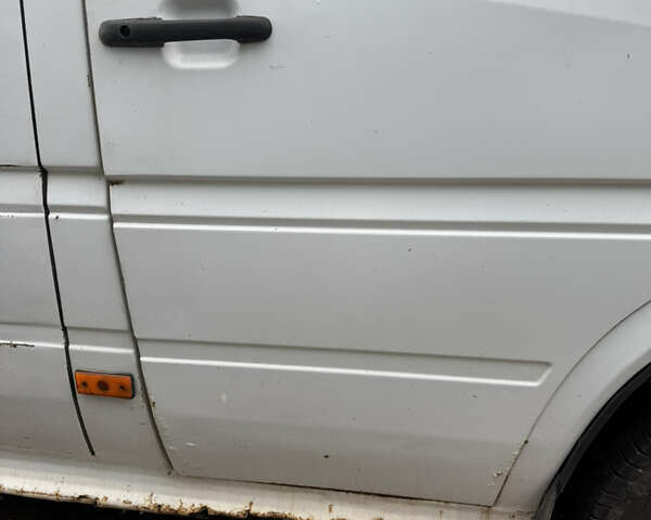 Белый Мерседес Sprinter, объемом двигателя 2.3 л и пробегом 300 тыс. км за 3600 $, фото 1 на Automoto.ua