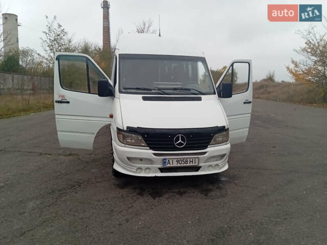 Белый Мерседес Sprinter, объемом двигателя 2.2 л и пробегом 628 тыс. км за 9100 $, фото 3 на Automoto.ua