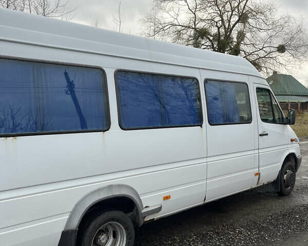 Белый Мерседес Sprinter, объемом двигателя 2.69 л и пробегом 980 тыс. км за 11900 $, фото 3 на Automoto.ua