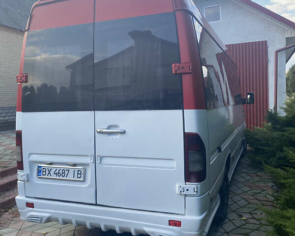 Белый Мерседес Sprinter, объемом двигателя 2.15 л и пробегом 300 тыс. км за 8199 $, фото 3 на Automoto.ua