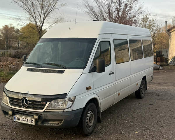 Белый Мерседес Sprinter, объемом двигателя 2.2 л и пробегом 620 тыс. км за 9000 $, фото 1 на Automoto.ua