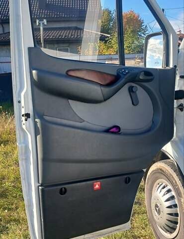 Белый Мерседес Sprinter, объемом двигателя 2.15 л и пробегом 445 тыс. км за 12200 $, фото 19 на Automoto.ua