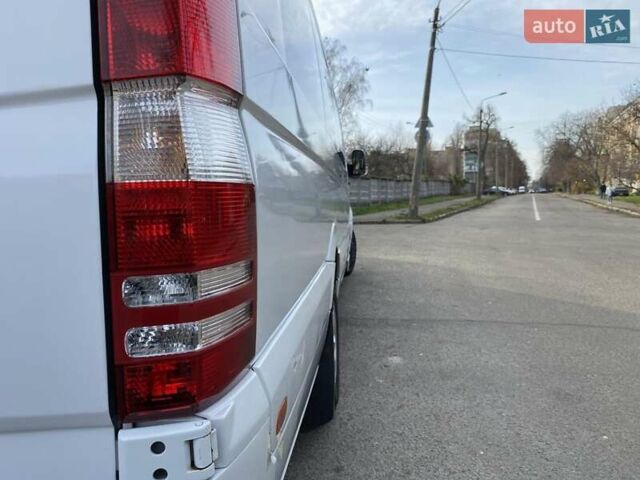 Белый Мерседес Sprinter, объемом двигателя 2.14 л и пробегом 690 тыс. км за 33000 $, фото 4 на Automoto.ua