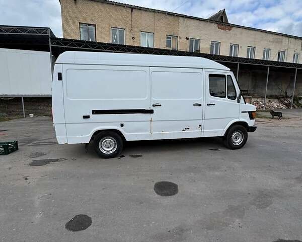 Белый Мерседес Sprinter, объемом двигателя 2.87 л и пробегом 850 тыс. км за 4100 $, фото 4 на Automoto.ua
