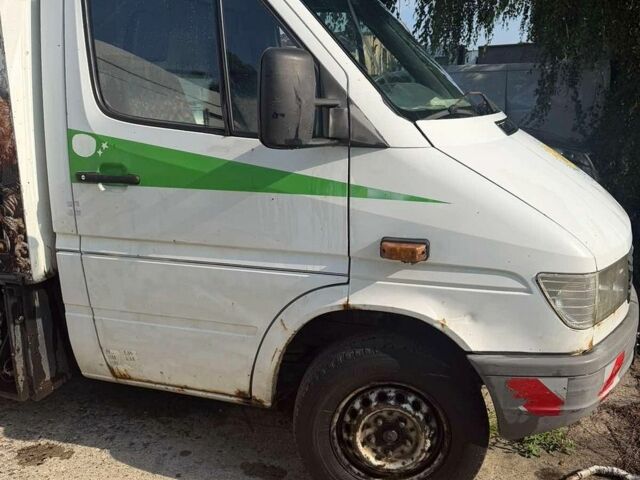 Белый Мерседес Sprinter, объемом двигателя 2.3 л и пробегом 500 тыс. км за 5500 $, фото 2 на Automoto.ua