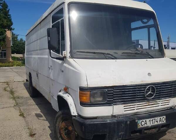 Белый Мерседес Sprinter, объемом двигателя 4.25 л и пробегом 500 тыс. км за 4350 $, фото 2 на Automoto.ua