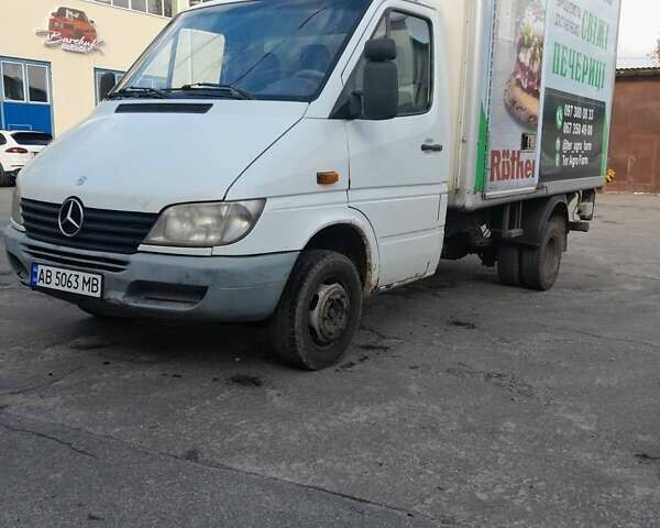 Белый Мерседес Sprinter, объемом двигателя 2.7 л и пробегом 400 тыс. км за 12499 $, фото 2 на Automoto.ua