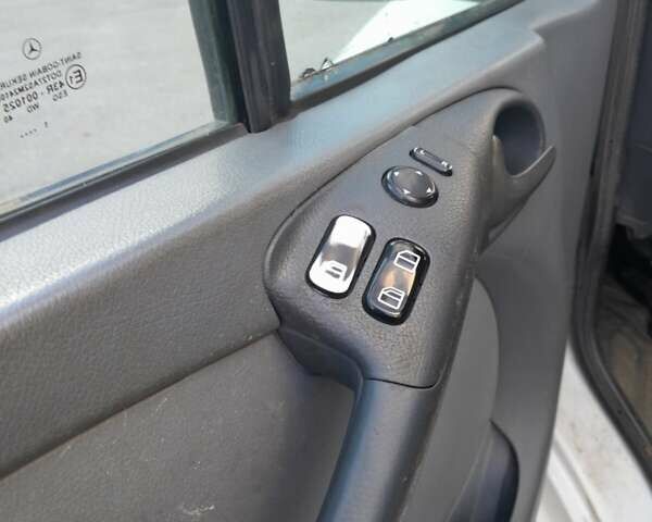 Белый Мерседес Sprinter, объемом двигателя 2.7 л и пробегом 400 тыс. км за 12499 $, фото 5 на Automoto.ua