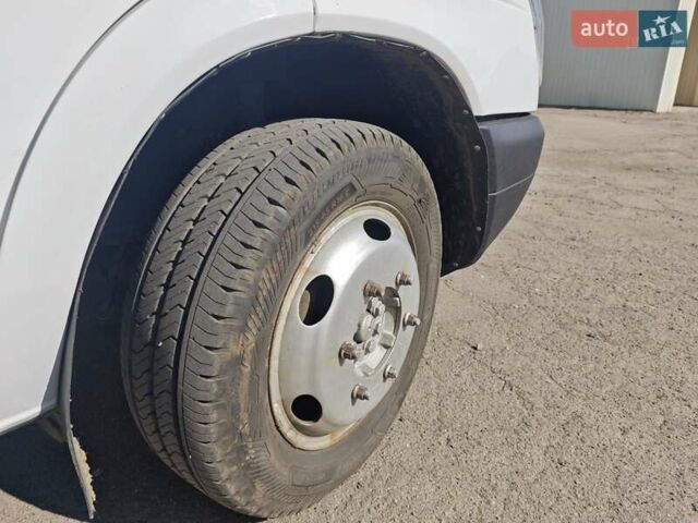 Белый Мерседес Sprinter, объемом двигателя 2.7 л и пробегом 687 тыс. км за 12500 $, фото 3 на Automoto.ua