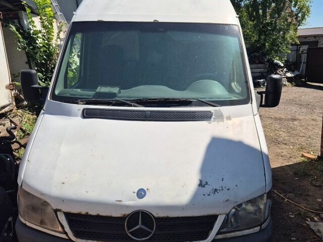 Белый Мерседес Sprinter, объемом двигателя 2.2 л и пробегом 600 тыс. км за 4000 $, фото 4 на Automoto.ua