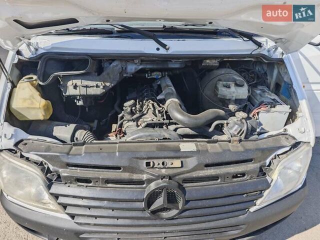 Белый Мерседес Sprinter, объемом двигателя 2.7 л и пробегом 687 тыс. км за 12500 $, фото 4 на Automoto.ua