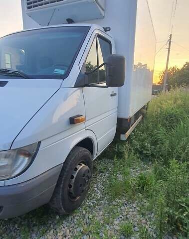 Белый Мерседес Sprinter, объемом двигателя 2.7 л и пробегом 621 тыс. км за 22000 $, фото 3 на Automoto.ua