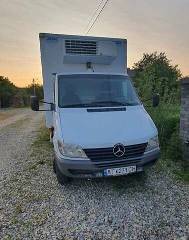 Белый Мерседес Sprinter, объемом двигателя 2.7 л и пробегом 621 тыс. км за 22000 $, фото 2 на Automoto.ua