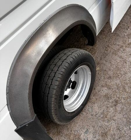 Белый Мерседес Sprinter, объемом двигателя 2.7 л и пробегом 420 тыс. км за 15500 $, фото 9 на Automoto.ua