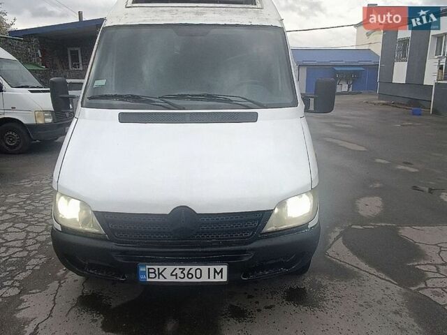 Белый Мерседес Sprinter, объемом двигателя 2.2 л и пробегом 416 тыс. км за 5800 $, фото 2 на Automoto.ua