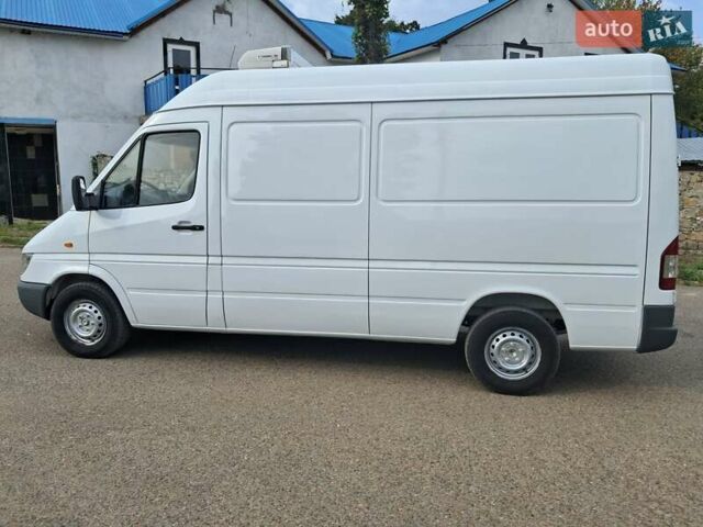 Белый Мерседес Sprinter, объемом двигателя 2.2 л и пробегом 337 тыс. км за 11500 $, фото 3 на Automoto.ua