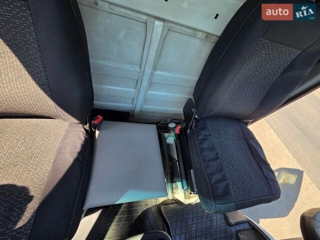 Белый Мерседес Sprinter, объемом двигателя 2.69 л и пробегом 568 тыс. км за 12500 $, фото 2 на Automoto.ua