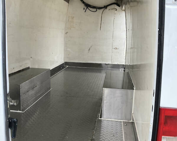 Белый Мерседес Sprinter, объемом двигателя 2.7 л и пробегом 250 тыс. км за 12200 $, фото 13 на Automoto.ua