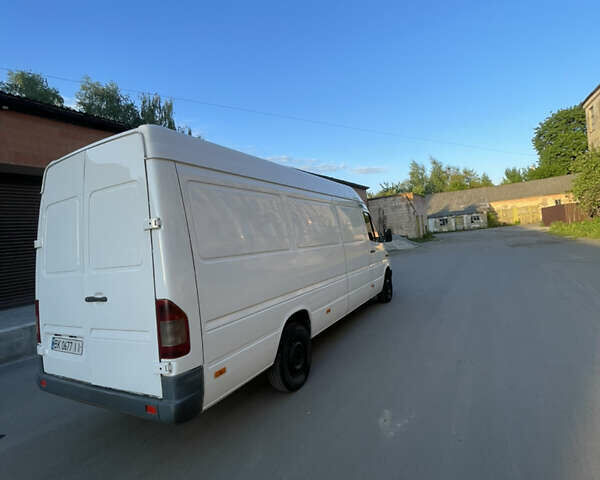 Белый Мерседес Sprinter, объемом двигателя 2.15 л и пробегом 287 тыс. км за 11700 $, фото 2 на Automoto.ua