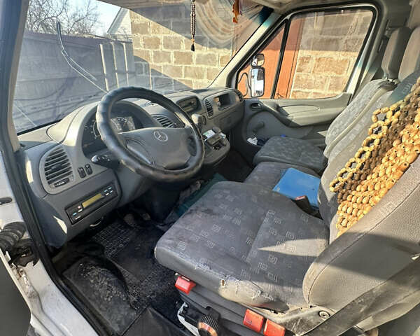 Белый Мерседес Sprinter, объемом двигателя 2.7 л и пробегом 474 тыс. км за 15500 $, фото 3 на Automoto.ua