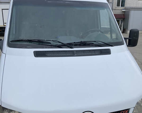 Белый Мерседес Sprinter, объемом двигателя 2.7 л и пробегом 250 тыс. км за 12200 $, фото 1 на Automoto.ua