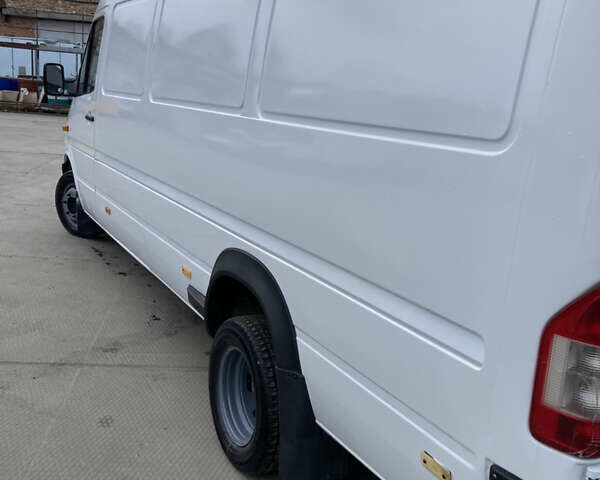 Белый Мерседес Sprinter, объемом двигателя 2.7 л и пробегом 250 тыс. км за 12200 $, фото 2 на Automoto.ua