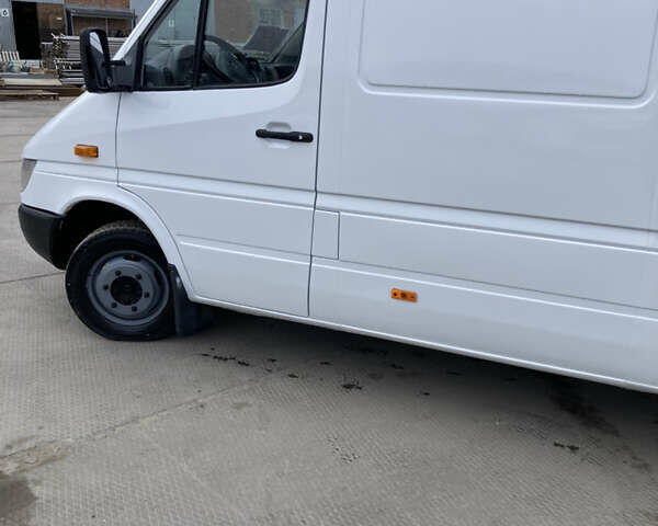 Белый Мерседес Sprinter, объемом двигателя 2.7 л и пробегом 250 тыс. км за 12200 $, фото 4 на Automoto.ua