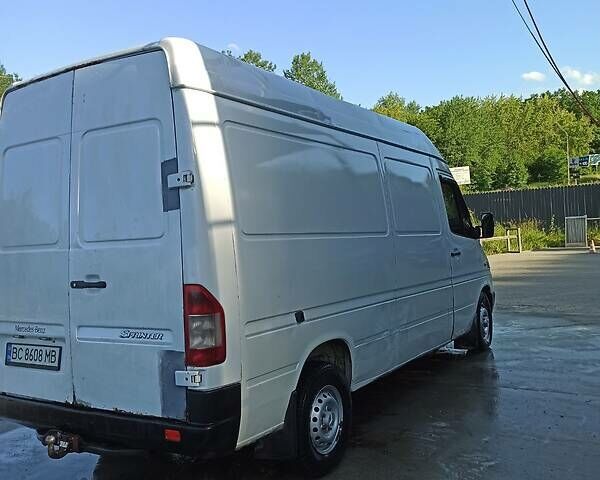 Белый Мерседес Sprinter, объемом двигателя 2.2 л и пробегом 220 тыс. км за 4600 $, фото 2 на Automoto.ua