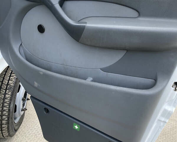 Белый Мерседес Sprinter, объемом двигателя 2.7 л и пробегом 250 тыс. км за 12200 $, фото 12 на Automoto.ua