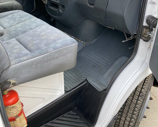 Белый Мерседес Sprinter, объемом двигателя 2.7 л и пробегом 250 тыс. км за 12200 $, фото 11 на Automoto.ua