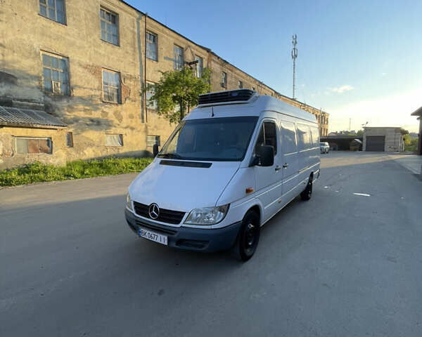Белый Мерседес Sprinter, объемом двигателя 2.15 л и пробегом 287 тыс. км за 11700 $, фото 1 на Automoto.ua