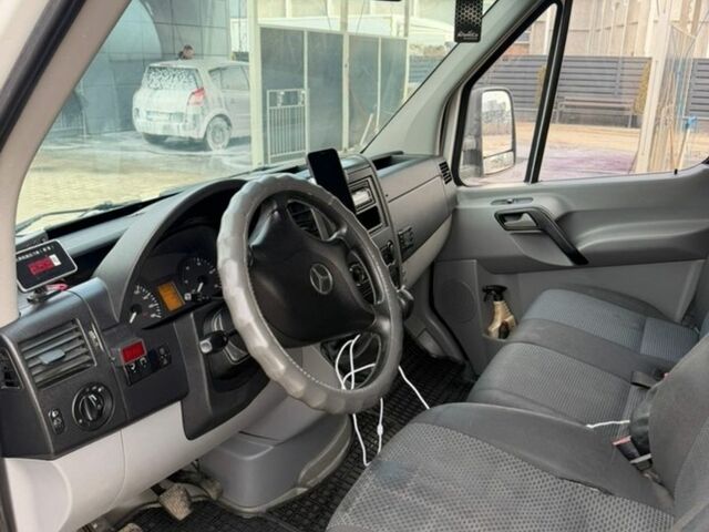 Белый Мерседес Sprinter, объемом двигателя 2.14 л и пробегом 940 тыс. км за 17500 $, фото 6 на Automoto.ua