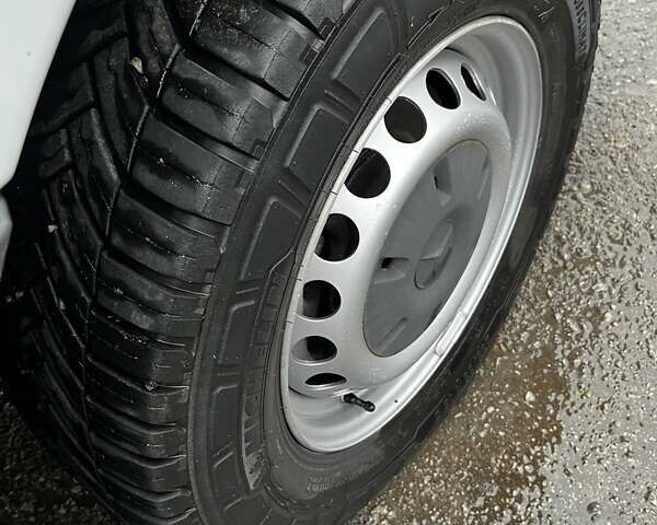 Белый Мерседес Sprinter, объемом двигателя 0 л и пробегом 305 тыс. км за 18900 $, фото 10 на Automoto.ua