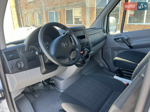 Белый Мерседес Sprinter, объемом двигателя 2.2 л и пробегом 302 тыс. км за 22300 $, фото 12 на Automoto.ua