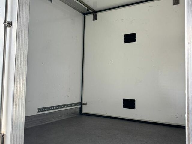 Белый Мерседес Sprinter, объемом двигателя 2.1 л и пробегом 332 тыс. км за 23700 $, фото 33 на Automoto.ua