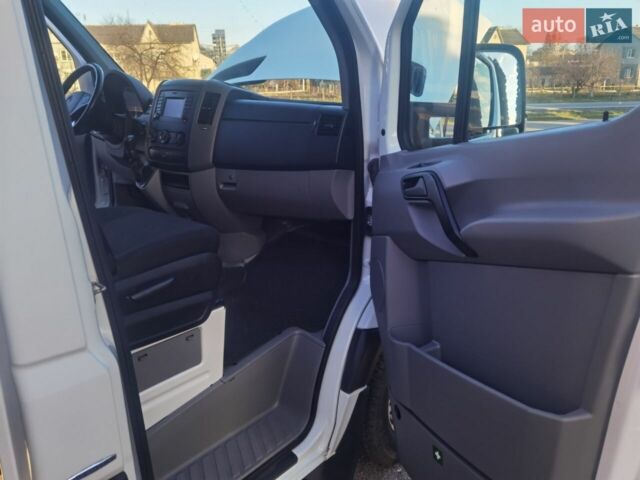 Белый Мерседес Sprinter, объемом двигателя 3 л и пробегом 348 тыс. км за 21999 $, фото 31 на Automoto.ua