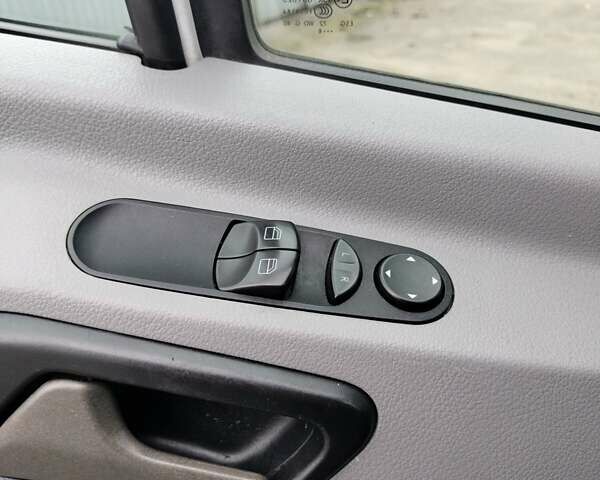 Белый Мерседес Sprinter, объемом двигателя 0 л и пробегом 200 тыс. км за 26000 $, фото 20 на Automoto.ua